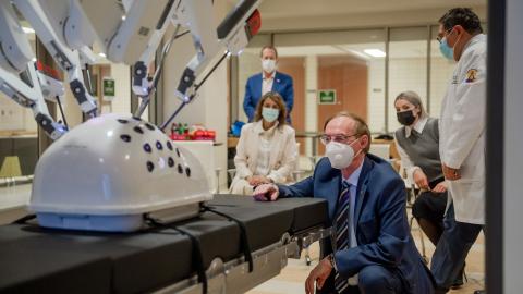 Donor Merlis Belsher views the state-of-the-art robotic surgical system, the Da Vinci Surgical System, to get a closer look.