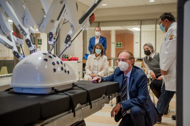 Donor Merlis Belsher views the state-of-the-art robotic surgical system, the Da Vinci Surgical System, to get a closer look.